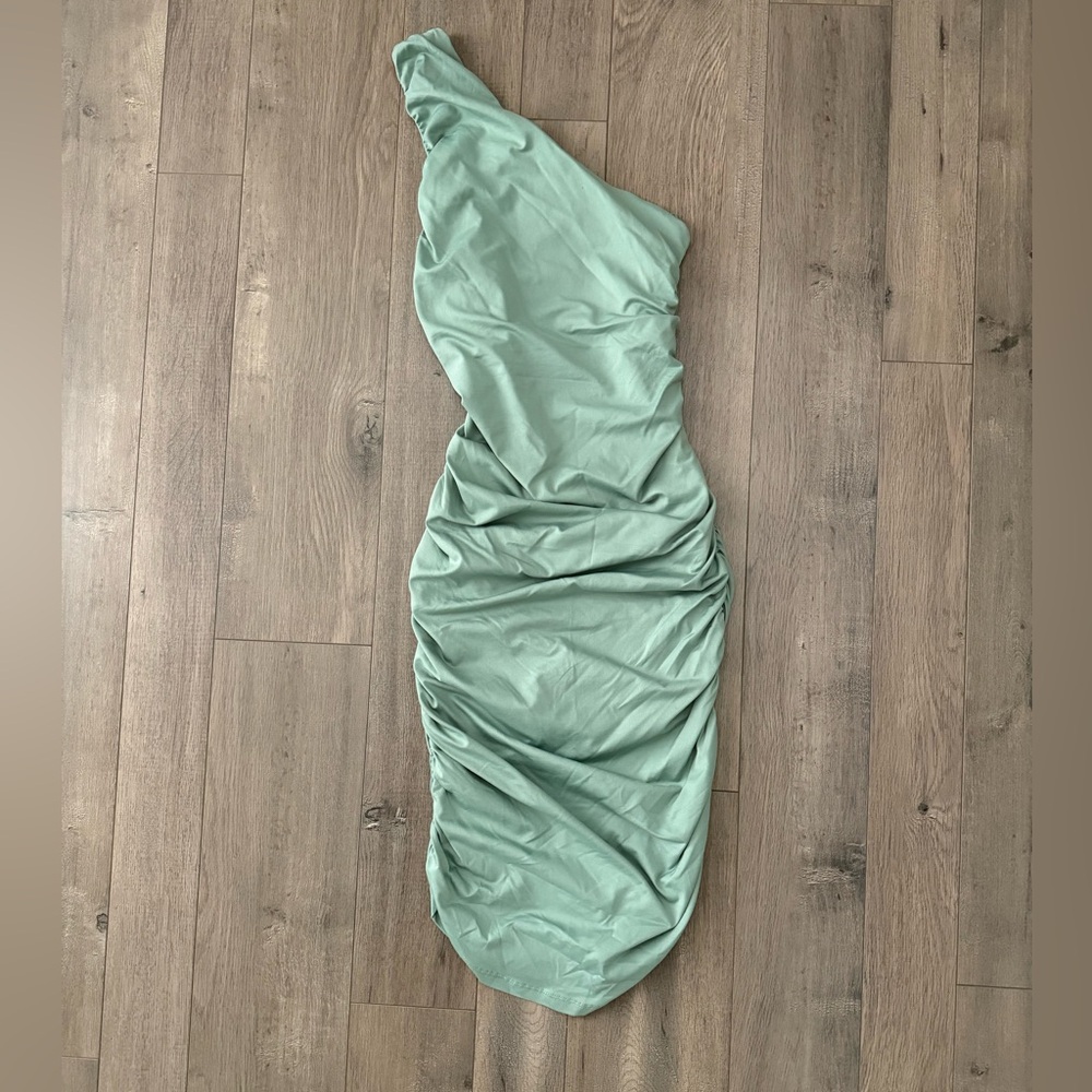 Beautiful Green One-Shoulder Ruched Dress NWT - Picture 2 of 9